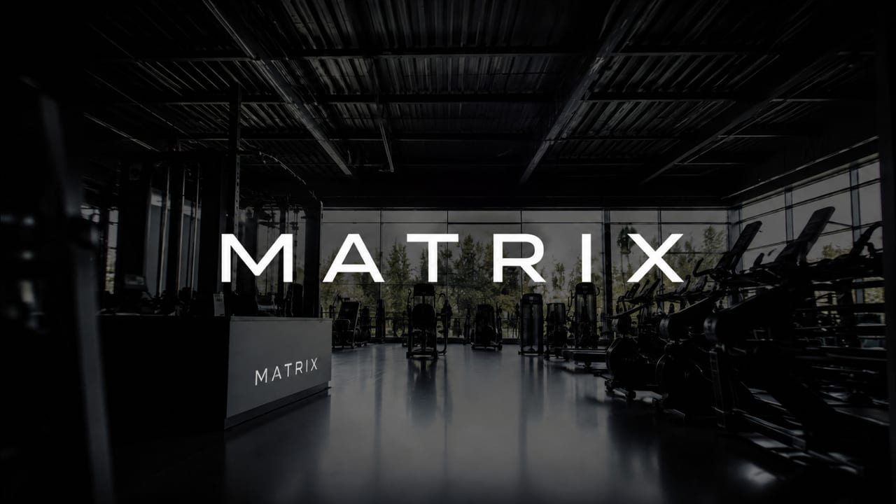 Matrix-Schriftzug über dem Gerätepark